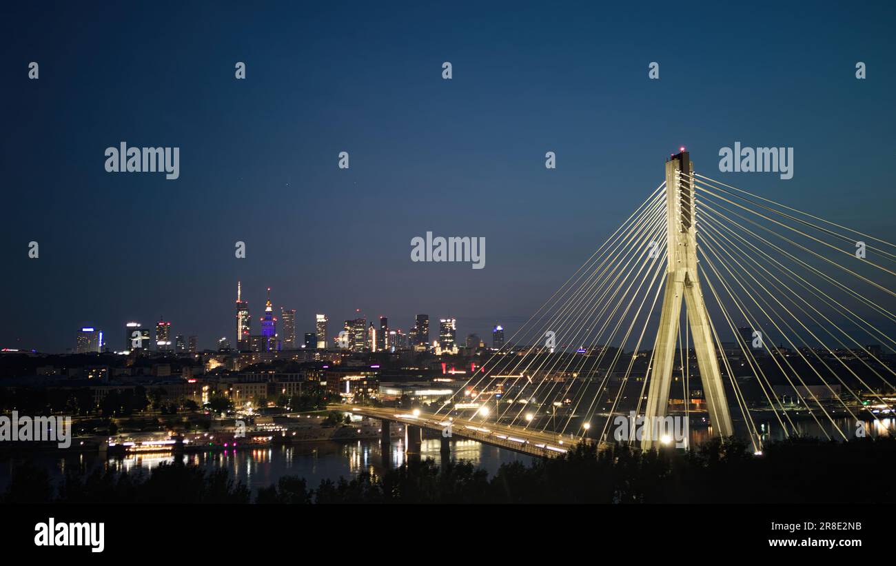 Pont Swietokrzyski sur la Vistule à Varsovie la nuit. Banque D'Images