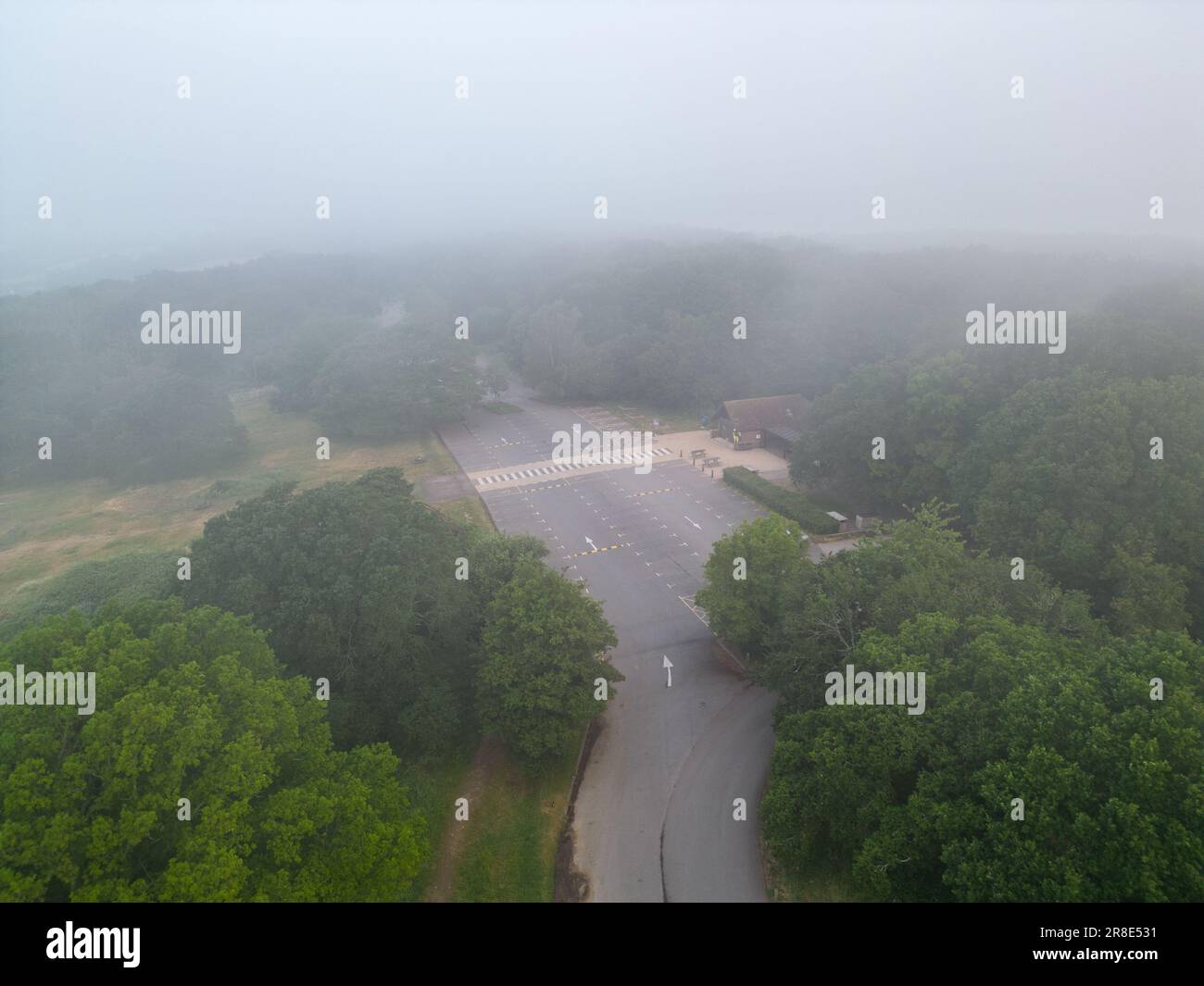 Vue aérienne de Newlands Corner Surrey le matin d'une brumeuse. Newlands Corner est une réserve naturelle de 103 hectares à l'est de Guildford, dans le Surrey, Banque D'Images