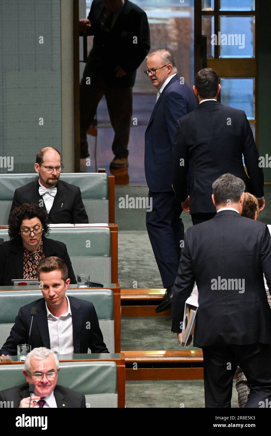 Canberra, Australie. 21st juin 2023. Le Premier ministre australien Anthony Albanese (en haut) réagit au député australien des Verts de Griffith Max Chandler-Mather pendant l'heure des questions à la Chambre des représentants au Parlement à Canberra, mercredi, 21 juin 2023. (AAP image/Lukas Coch) PAS D'ARCHIVAGE crédit: Australian Associated Press/Alay Live News Banque D'Images