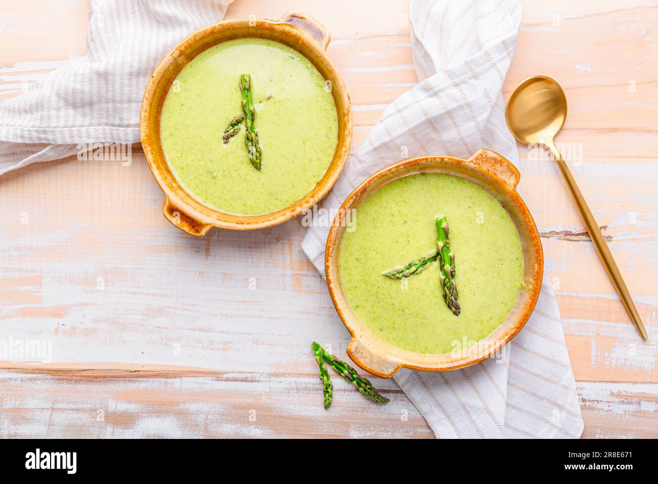 Soupe aux asperges crème sur fond de bois Banque D'Images