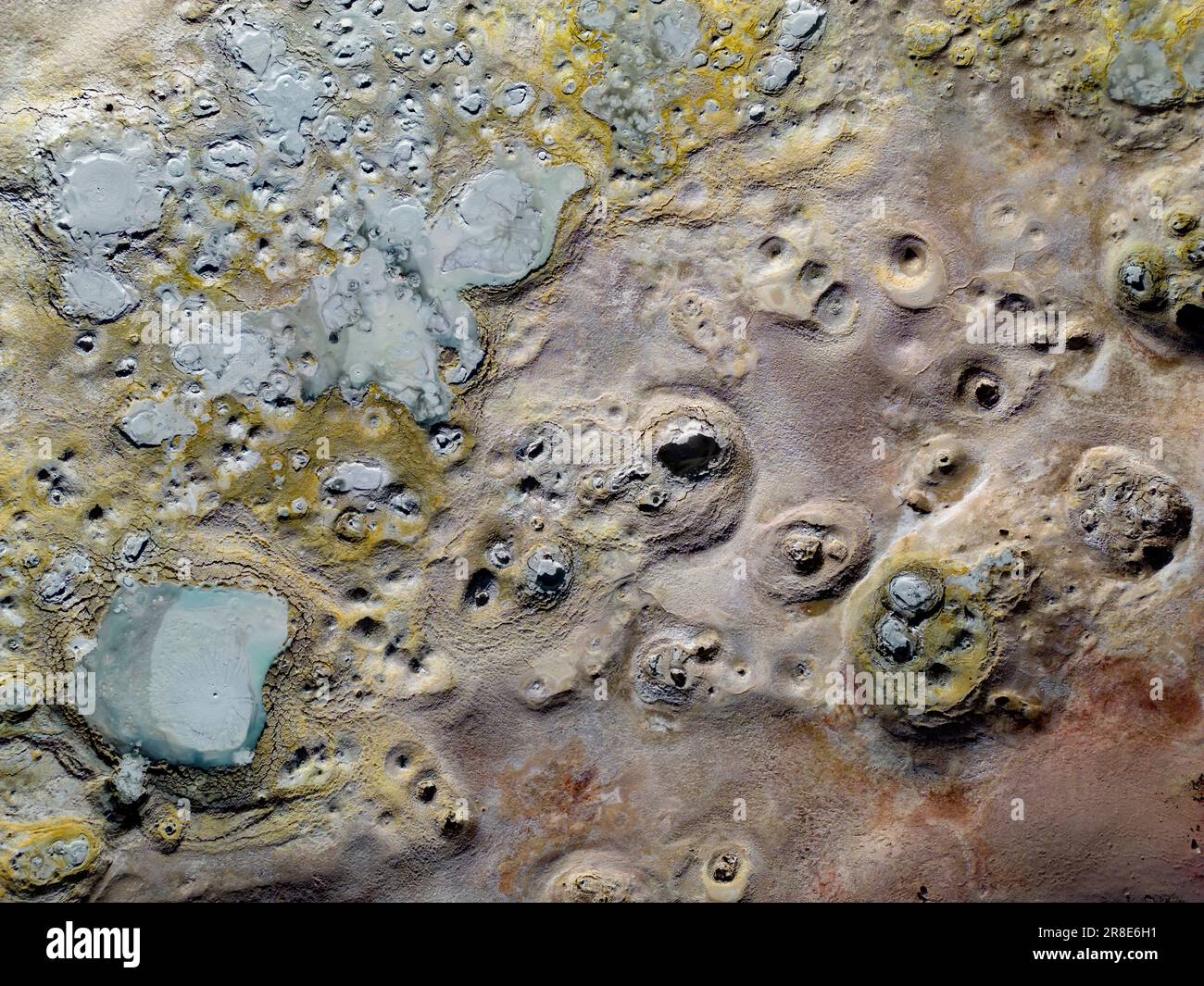 Beauté bizarre du champ géothermique sol de Mañana avec ses geysers fumants et ses piscines chaudes avec de la boue bouillonnante vue d'en haut - Voyage Bolivie Banque D'Images