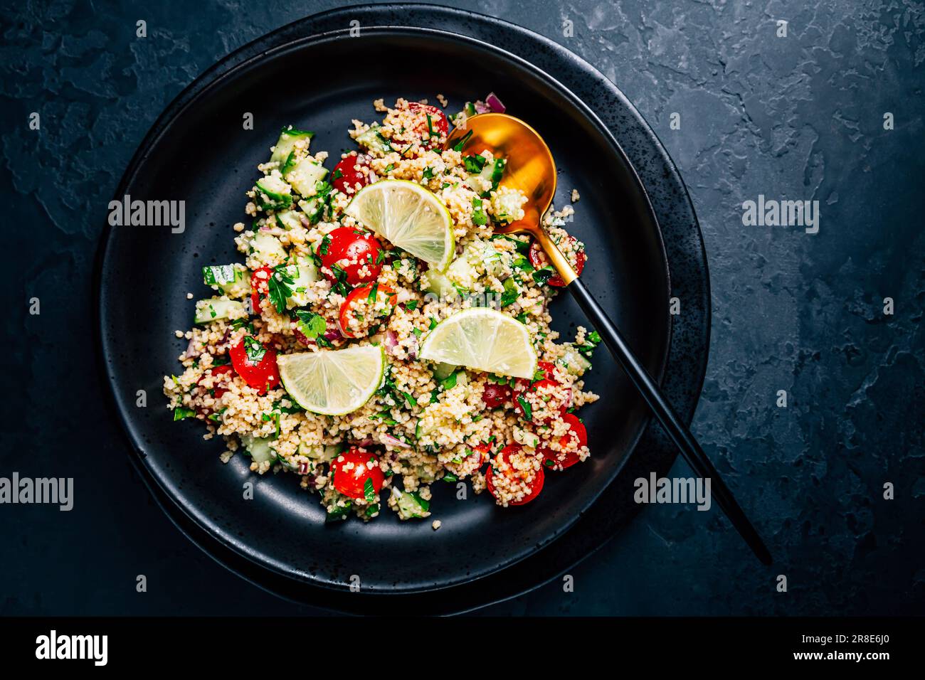 Salade de tabouleh, plat traditionnel moyen-oriental et arabe. Salade végétarienne Levantine au persil, à la menthe, au bulgur, à la tomate et au concombre Banque D'Images