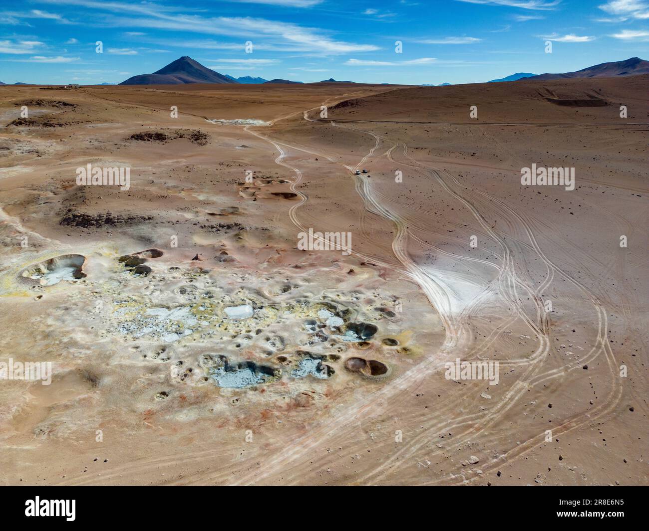 Beauté bizarre du champ géothermique sol de Mañana avec ses geysers fumants et ses piscines chaudes avec de la boue bouillonnante vue d'en haut - Voyage Bolivie Banque D'Images