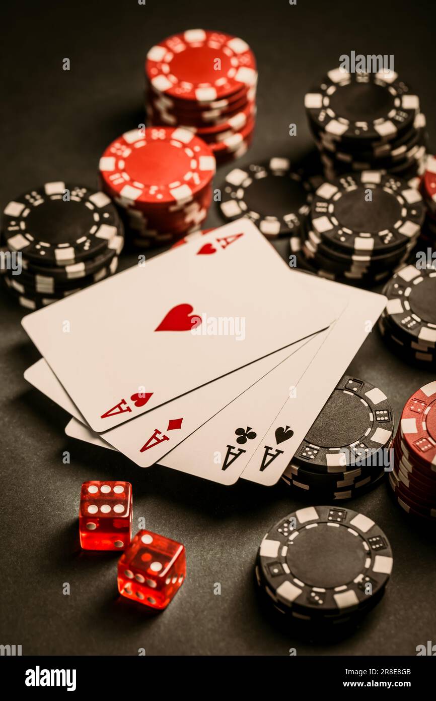 Cartes et jetons de poker sur fond noir, table de casino de jeu Banque D'Images