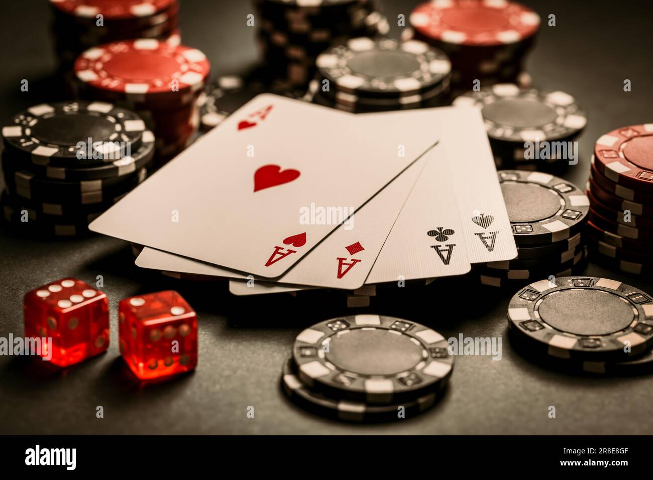 Cartes et jetons de poker sur fond noir, table de casino de jeu Banque D'Images