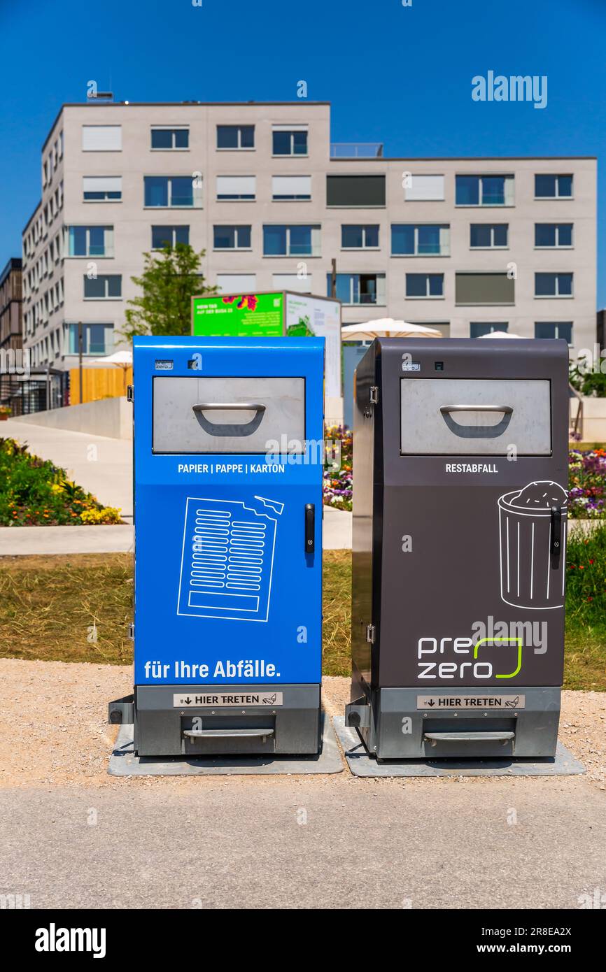 Mannheim, Allemagne - 26 mai 2023 : concept de recyclage des déchets, tri des déchets dans une ville. Traduction de texte : pour vos déchets, papier et résidus Banque D'Images