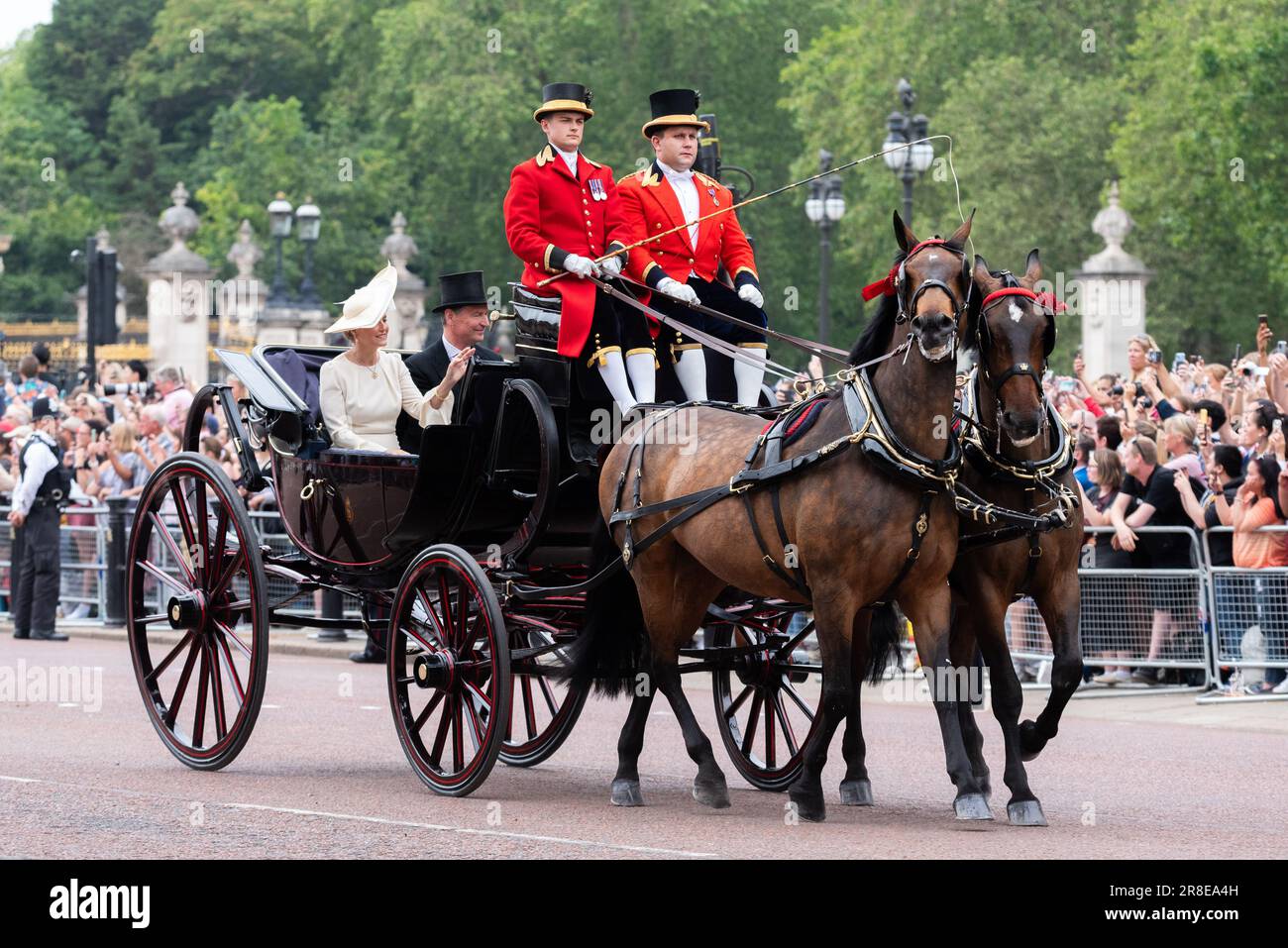 Sophie Wessex, duchesse d'Édimbourg, avec Timothy Laurence au Trooping The Color 2023 dans le Mall, Londres, Royaume-Uni Banque D'Images