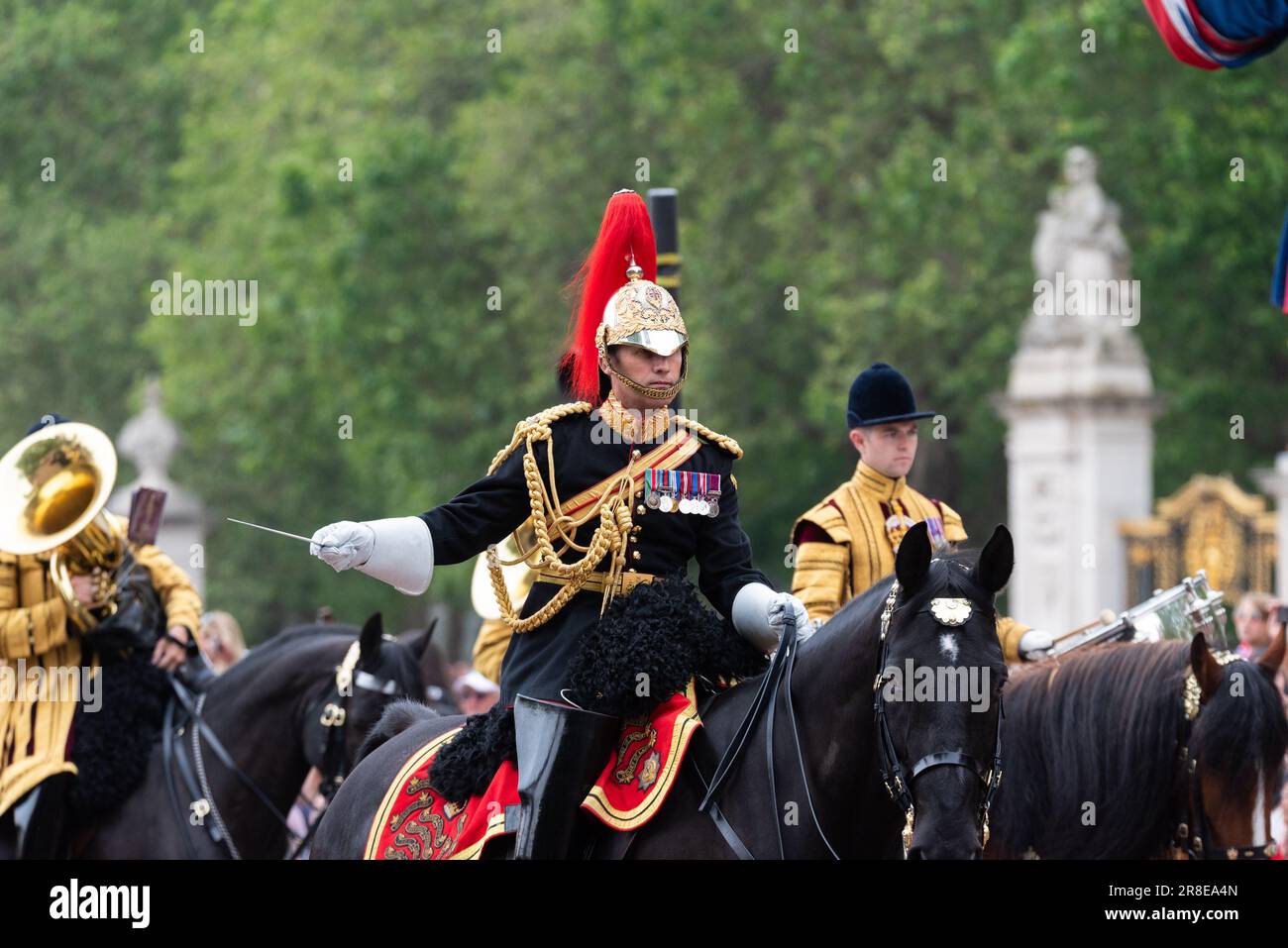 Major Paul Collis - Smith, directeur musical de la Household Cavalry Band, dirigeant le groupe pendant Trooping The Color dans le Mall, Londres, Royaume-Uni Banque D'Images