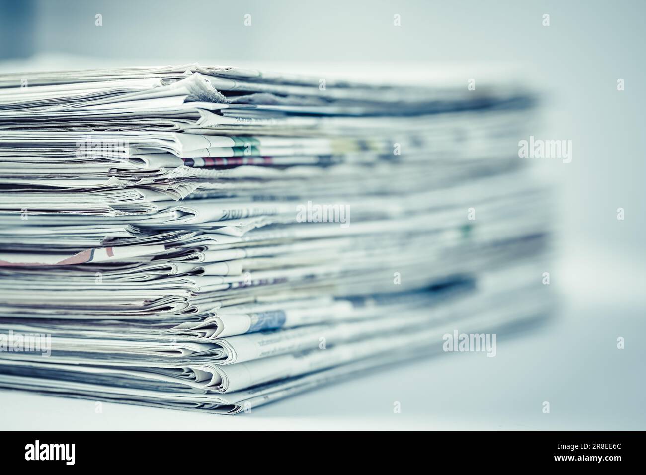 Pile de journaux sur table. Tourillons pliés et empilés. Banque D'Images