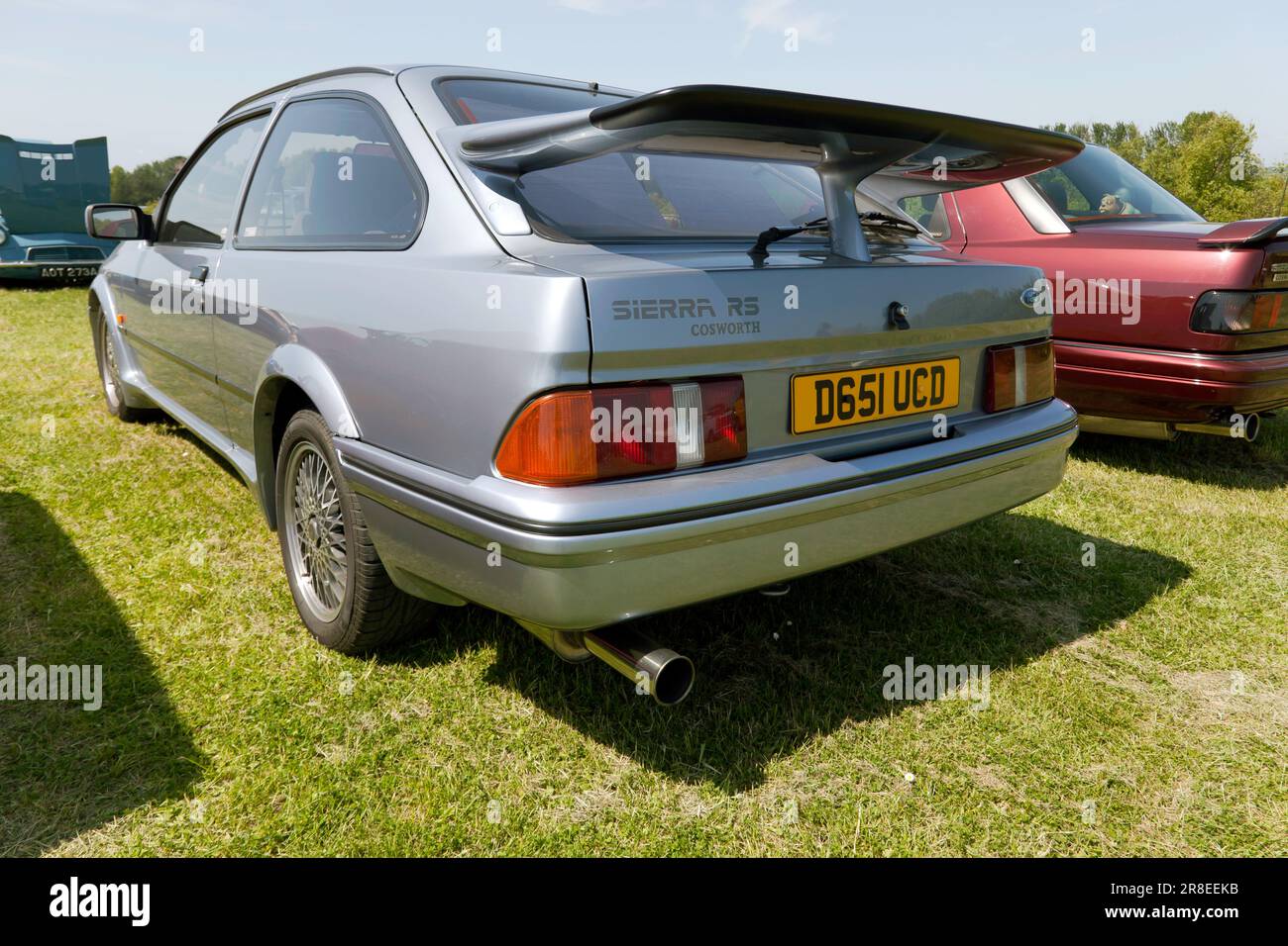 Vue des trois quarts arrière d'un Ford Sierra RS Cosworth bleu 1986 exposé au salon de l'auto Deal Classic 2023 Banque D'Images