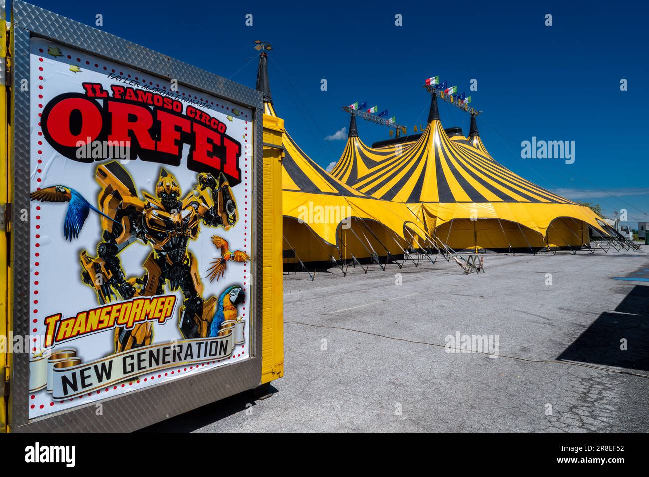 Cuneo, Italie - 11 mai 2023 : la tente colorée du cirque Rinaldo Orfei sur la place du M.I.A.C. dans le hameau de Ronchi. Orfei est un célèbre h. Banque D'Images