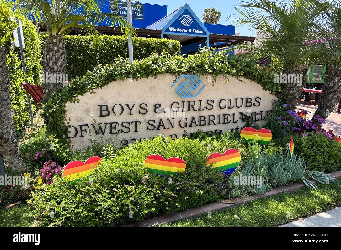 Des coeurs colorés arc-en-ciel en reconnaissance du mois de la fierté LBGTQ au Boys & Girls Club de West San Gabriel Valley, le mardi 20 juin 2023, à Monterey Park, Etalonnage Banque D'Images