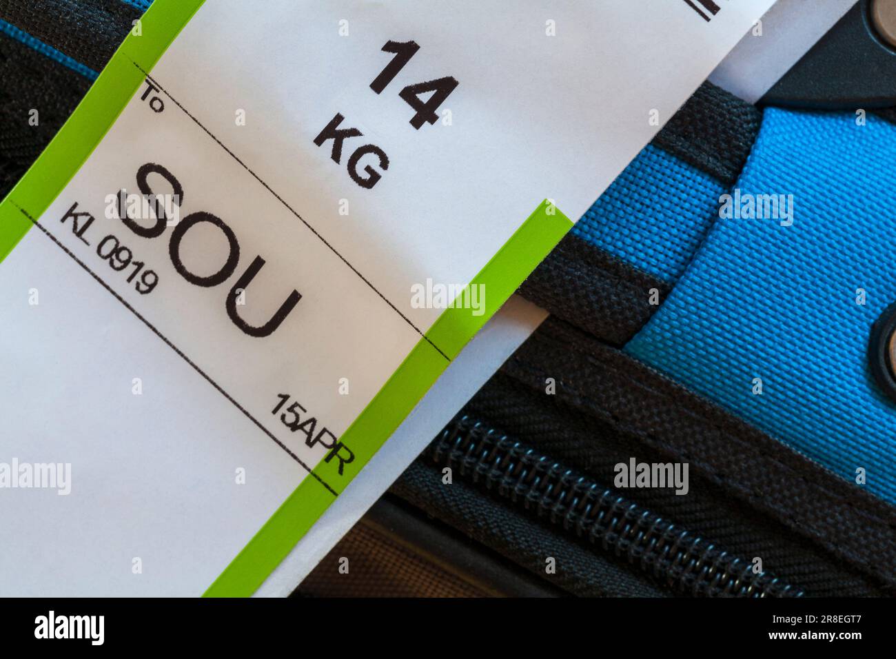 KLM Royal Dutch Airlines étiquette bagage collée sur l'étui pour l'aéroport  de Southampton en Angleterre Royaume-Uni montrant le poids de 14 kg Photo  Stock - Alamy