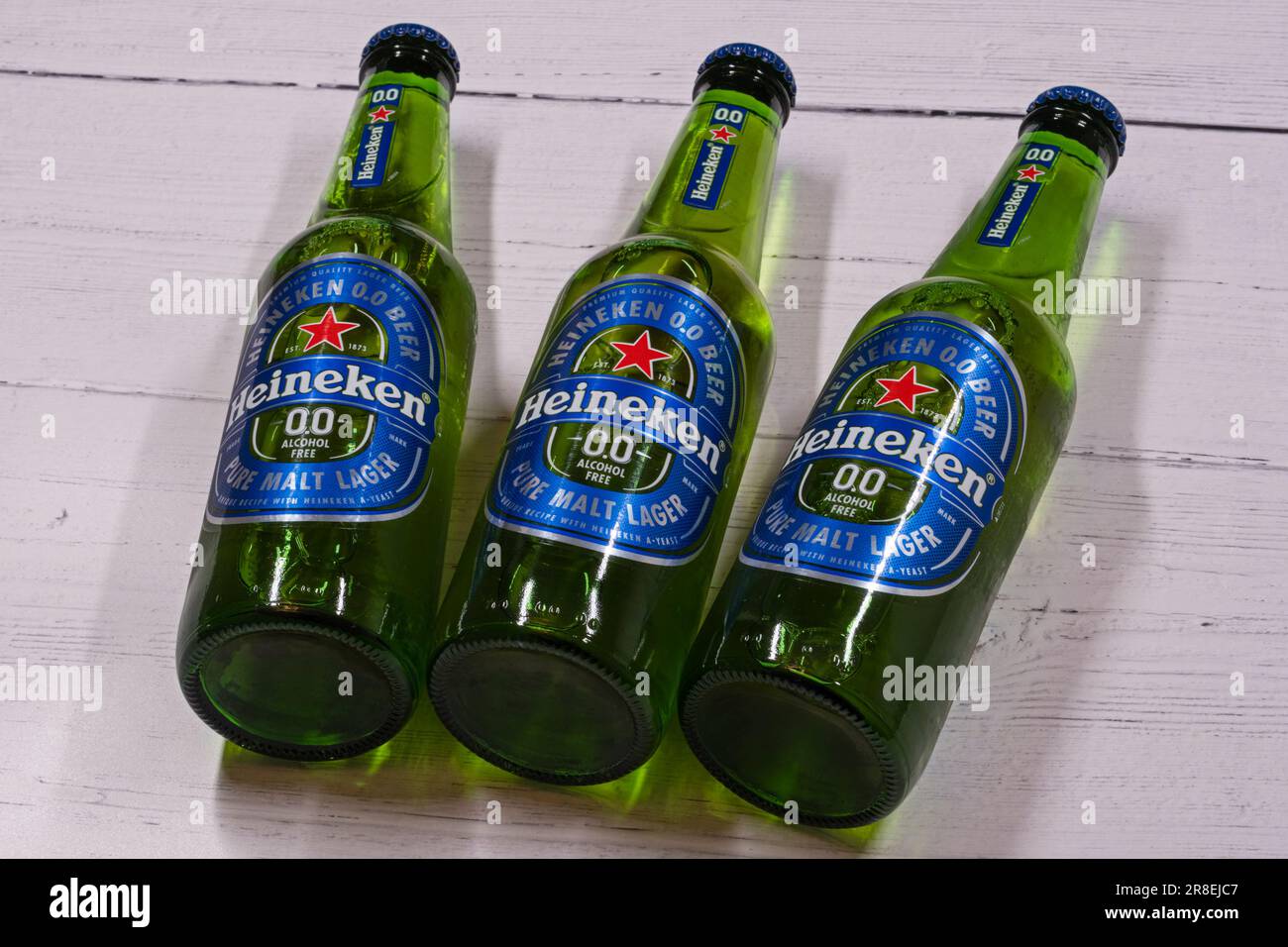 Irvine, Écosse, UK-12 mars 2023: Heineken marque 0,0 pur malt sans alcool lager dans des bouteilles en verre qui sont recyclables et bientôt à être inclus dans Banque D'Images