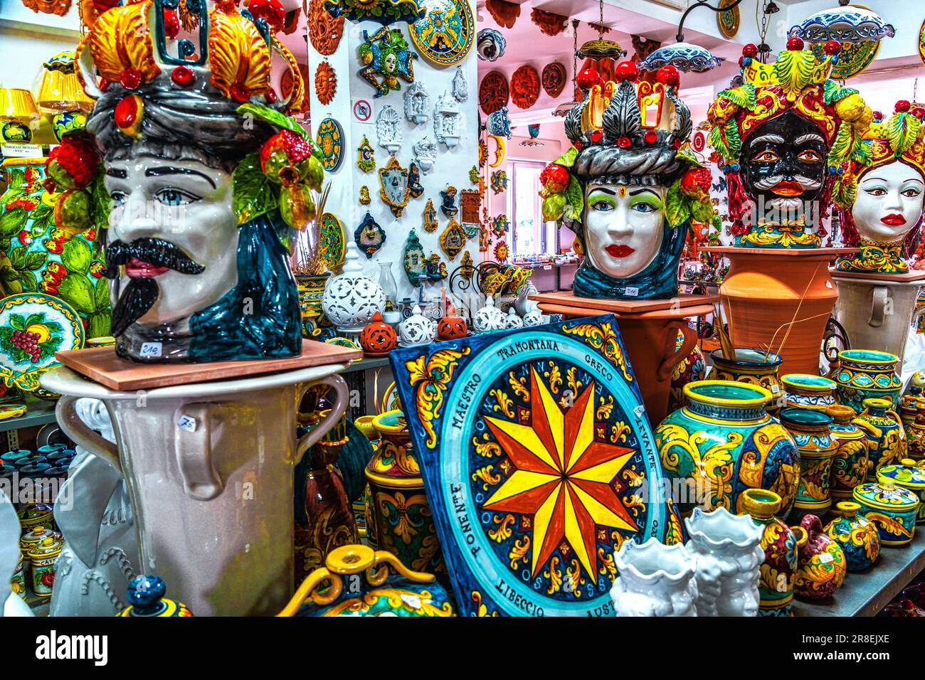 Boutique traditionnelle de souvenirs en céramique sicilienne à Santo Stefano di Camastra.plaques, tasses, bustes, vases, récipients colorés et produits artisanaux.Sicile Banque D'Images