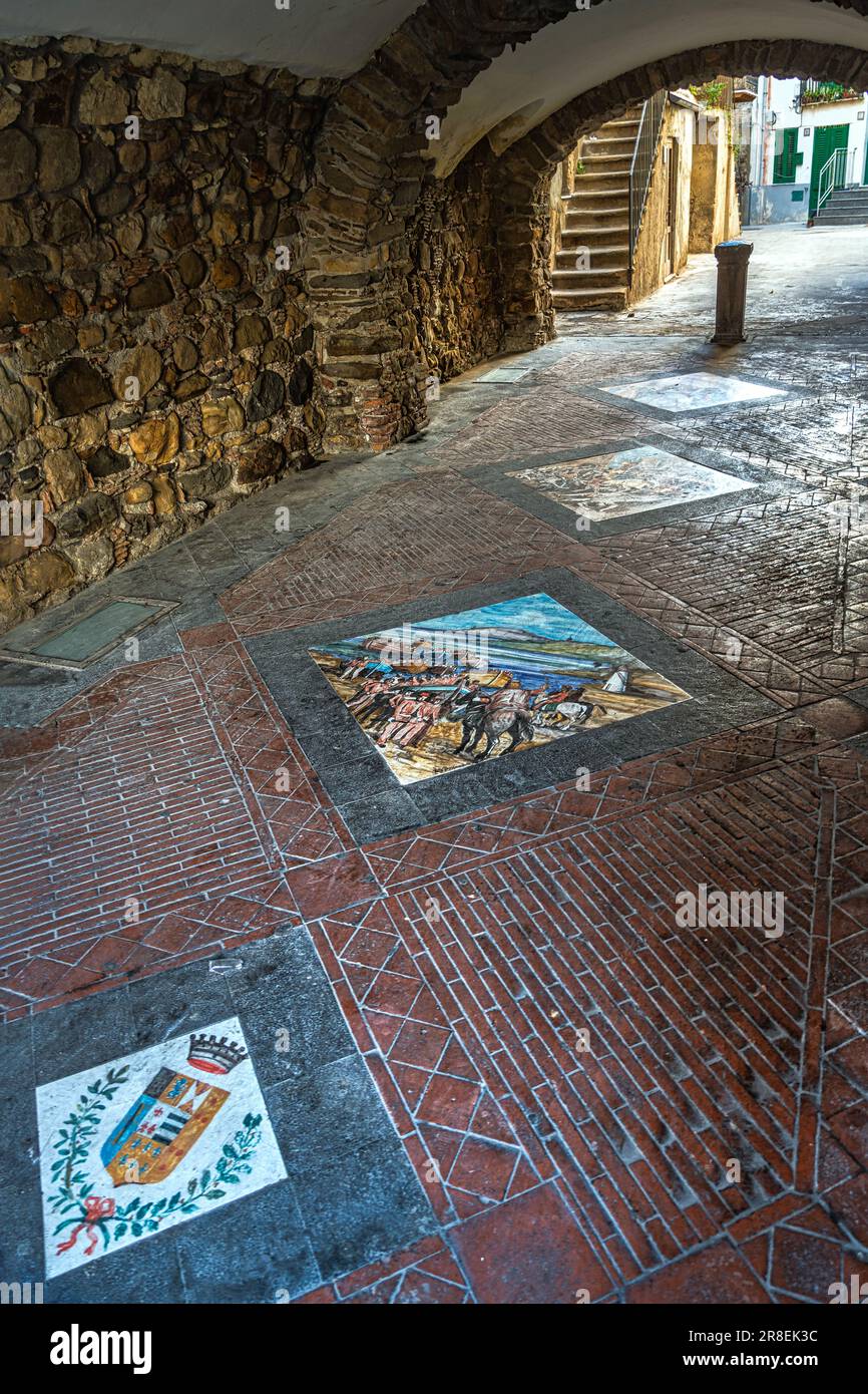 Aperçu d'un passage couvert avec un sol en céramique peint donnant sur Corso di Santo Stefano di Camastra. Province de Messine, Sicile, Italie, Europe Banque D'Images