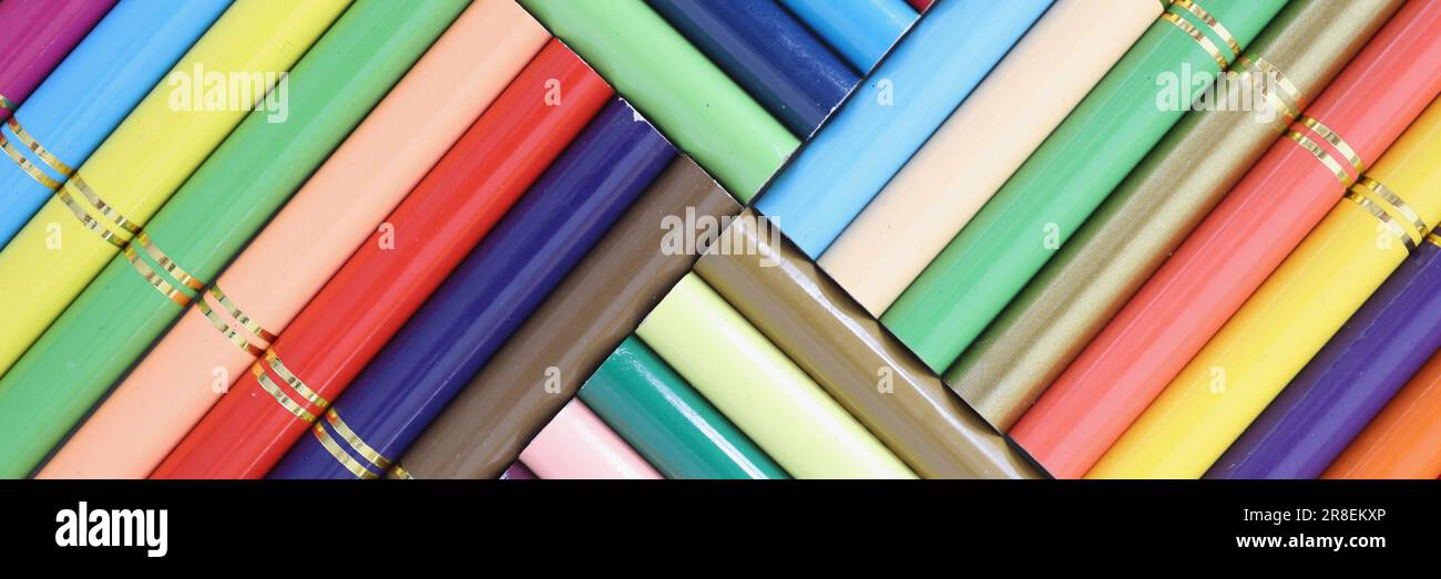 Jeu de crayons de couleur empilés dans un gros plan de rangée. Banque D'Images