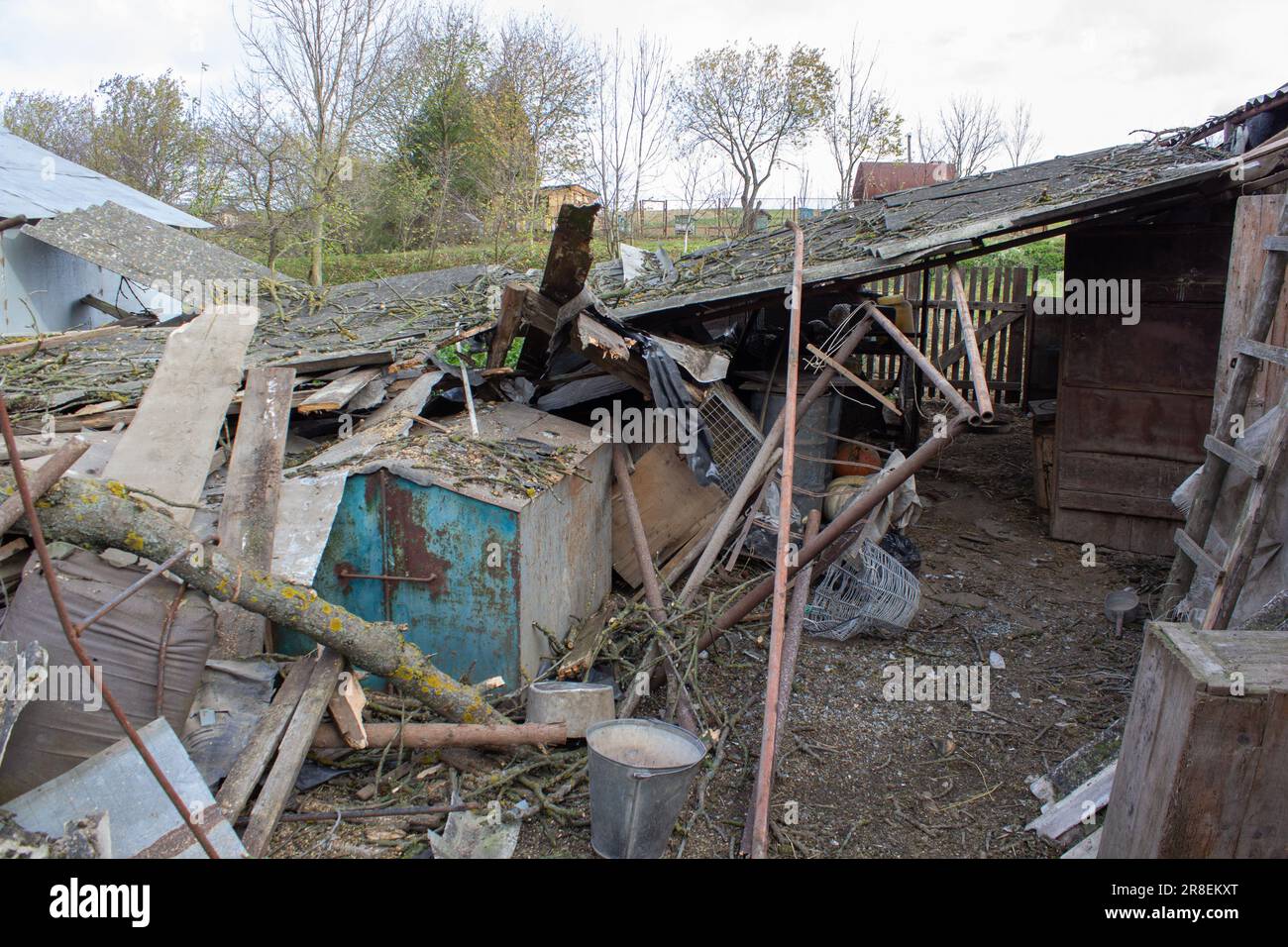 les maisons rurales abandonnées sont détruites et détruites par un ouragan Banque D'Images