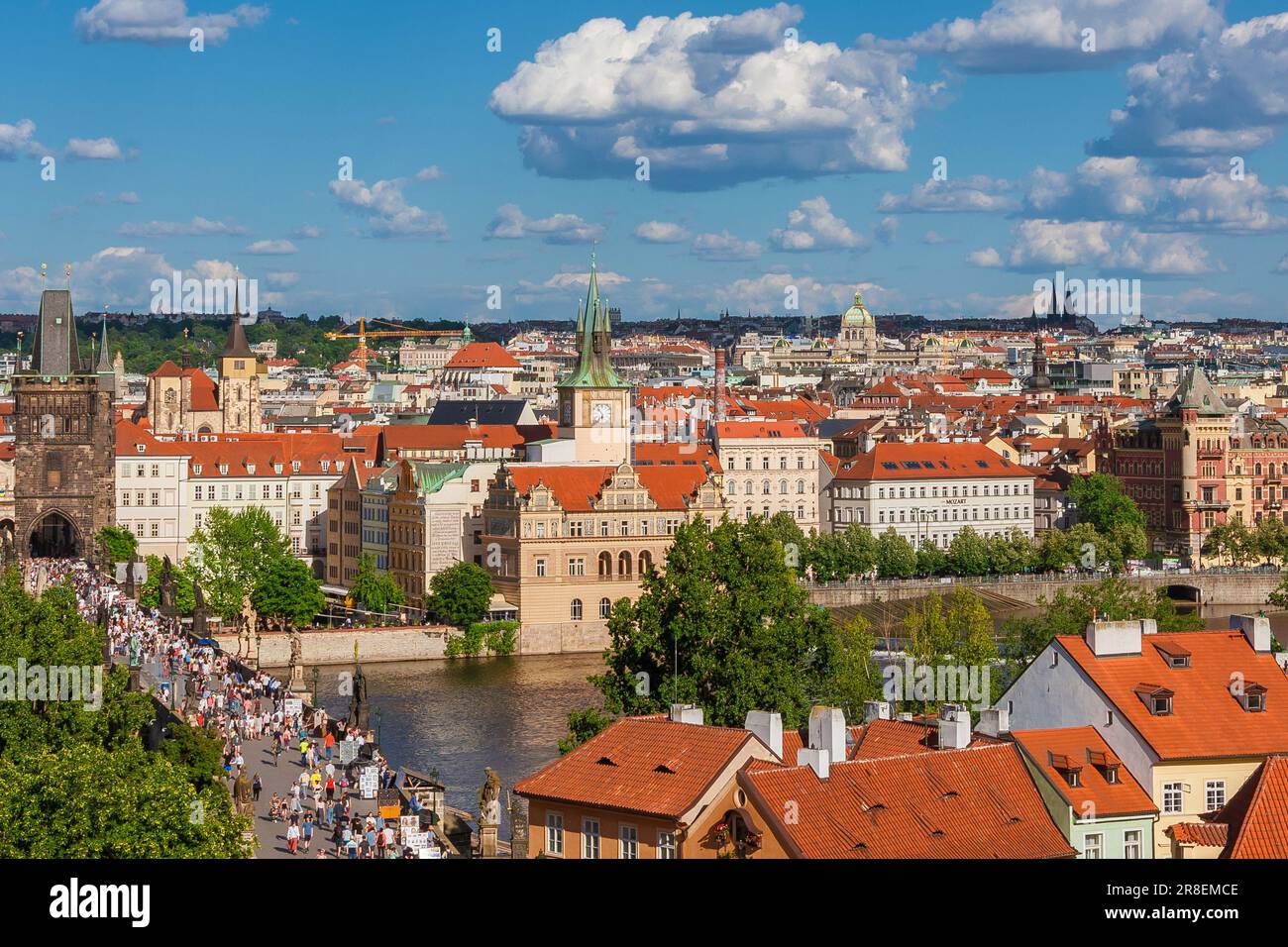 Tourisme à Prague. Les Tchèques et les touristes traversent le célèbre pont Charles dans le centre historique de la ville Banque D'Images