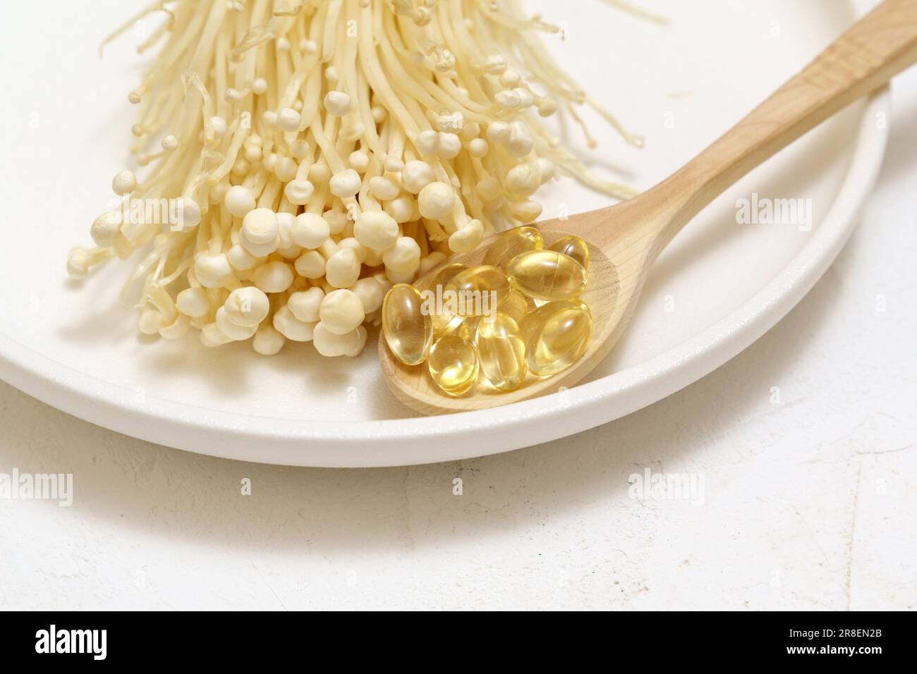 Champignons ou enoki usage médical, compléments alimentaires, pilules capsules. Champignon d'aiguille doré. Banque D'Images