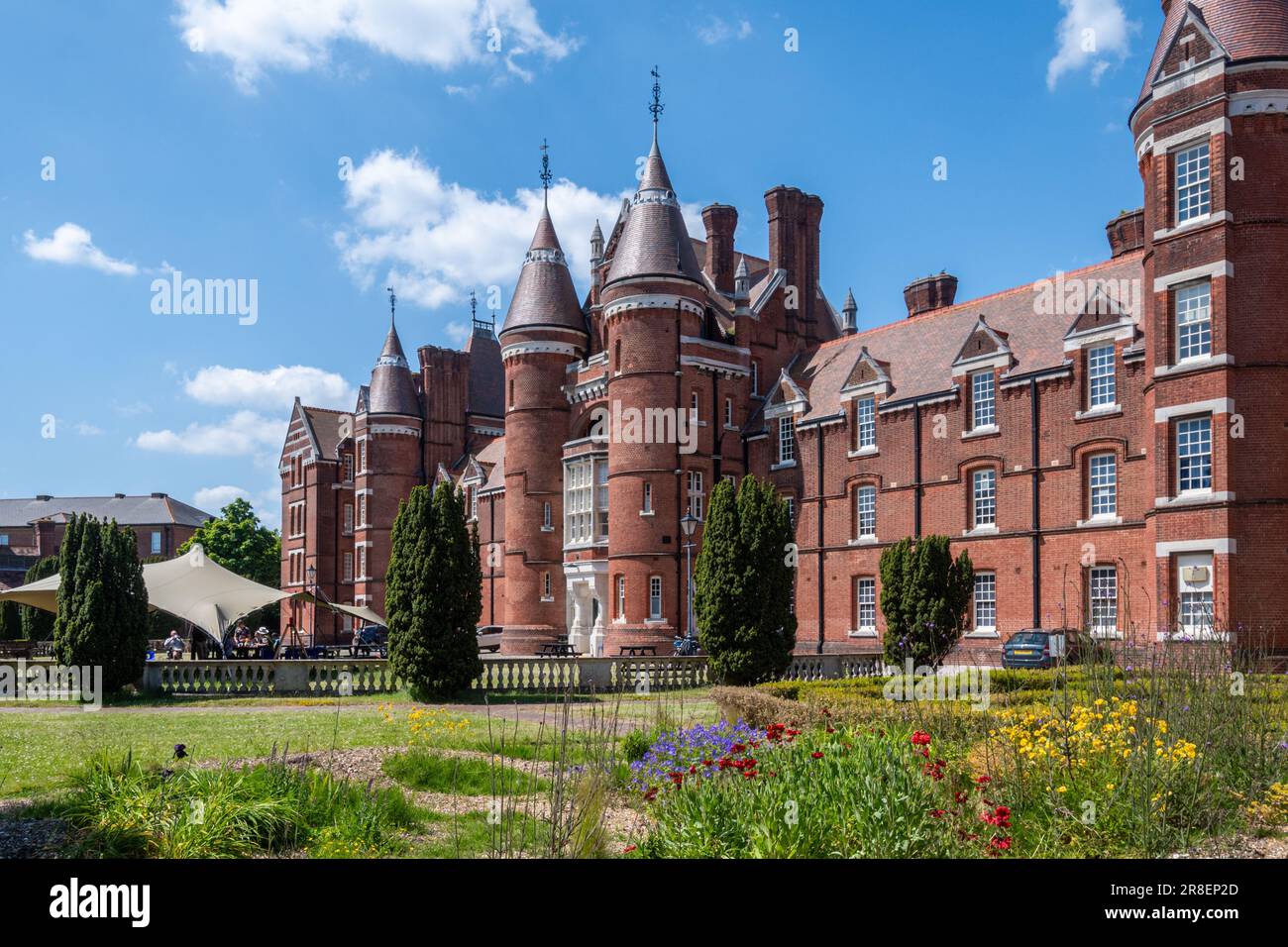 Portsmouth Museum and Art Gallery, vu du jardin, un musée local dans le centre-ville de Portsmouth, Hampshire, Angleterre, Royaume-Uni Banque D'Images