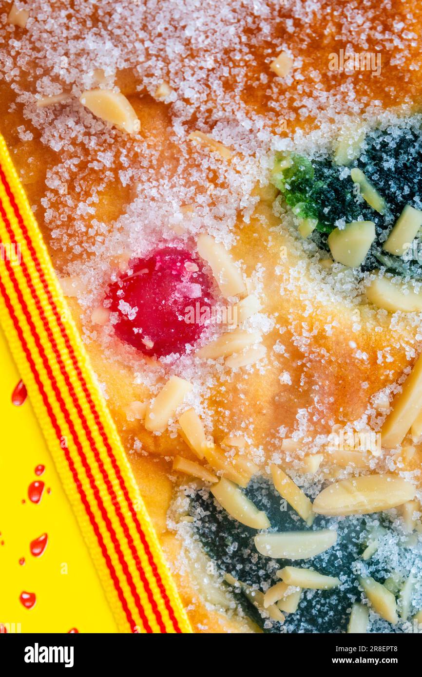 coca de Sant Joan. Brioix de fruits confits pour la célébration de Sant Joan, avec un ruban du drapeau catalan. Image verticale Banque D'Images