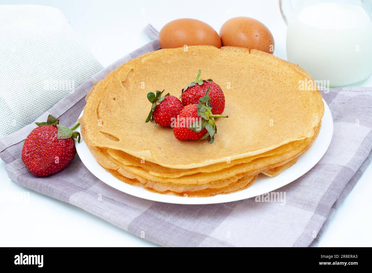 Crêpes avec fraises et ingrédients pour la cuisson Banque D'Images