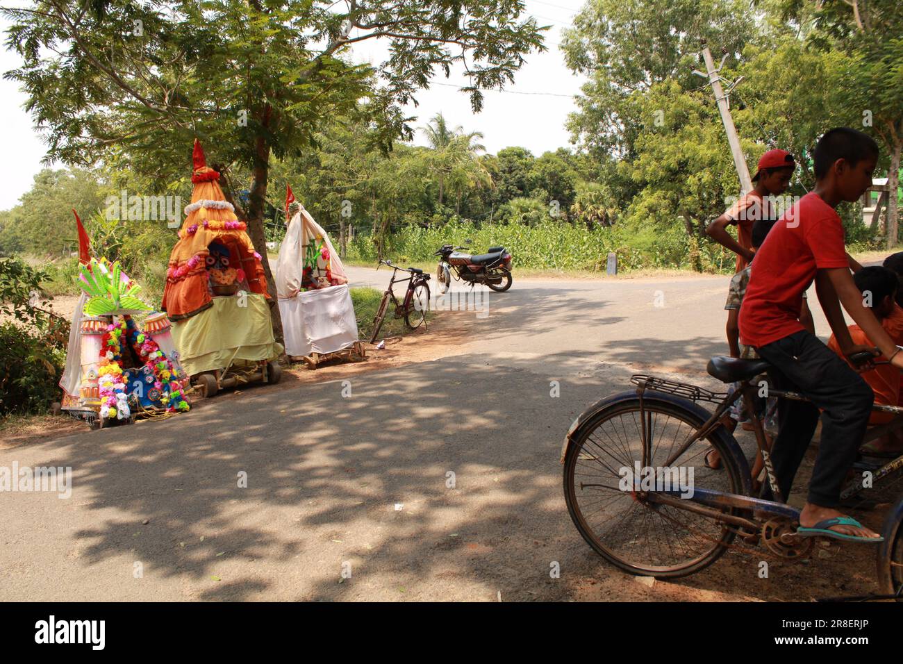 Bhadrak, Odisha , INDE - JUIN 20 2023 : symbolique Rath Yatra, enfants dans le village d'Odisha Pull chariot miniature. Banque D'Images