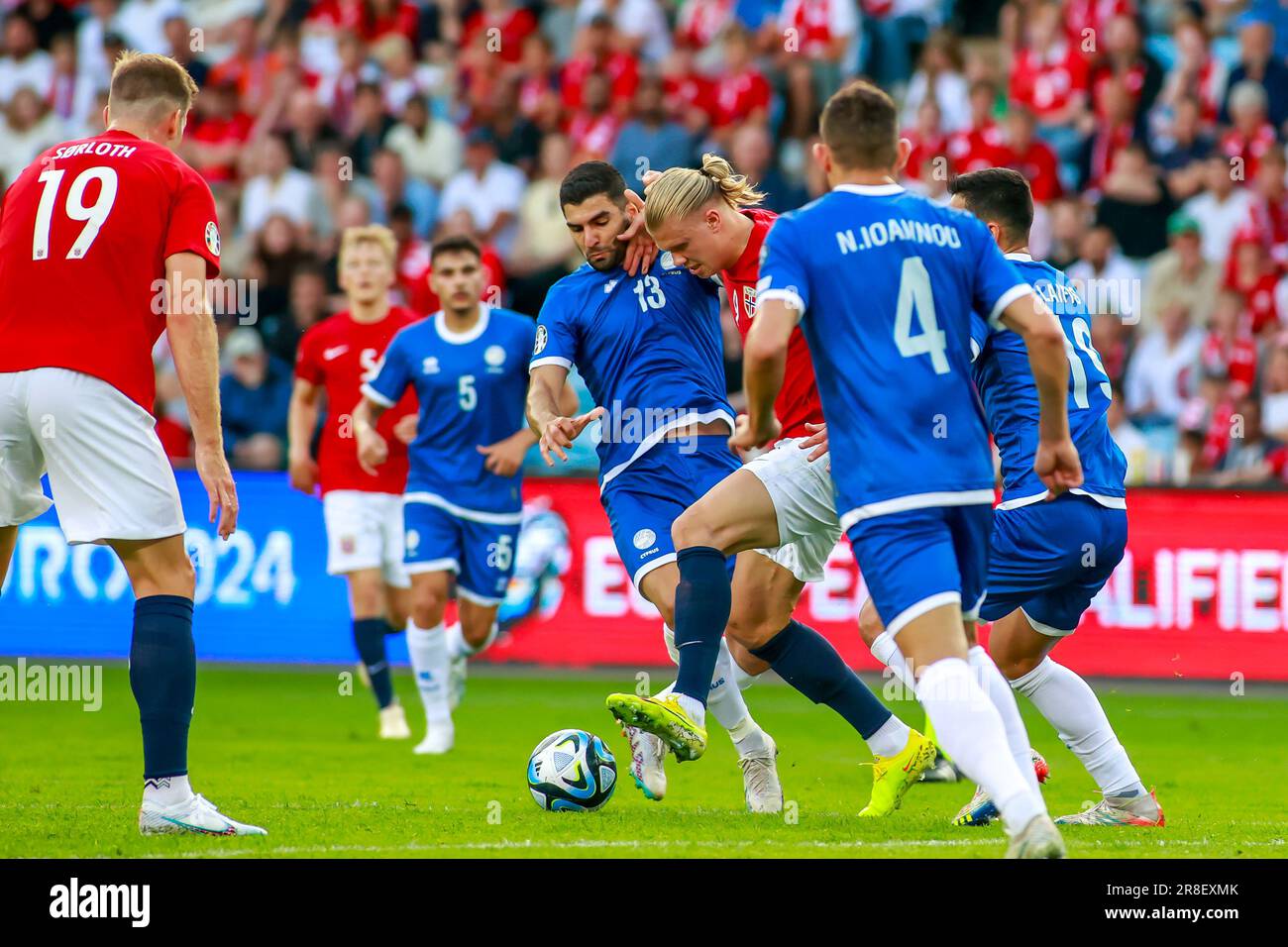 Oslo, Norvège, 20th juin 2023. Erling Braut Haaland, de Norvège, et Ioannis Koupoulos, de Cyprys, se disputent le match de l'UEFA Euro 2024 entre la Norvège et Chypre au stade Ullevål d'Oslo Credit: Frode Arnesen/Alay Live News Banque D'Images