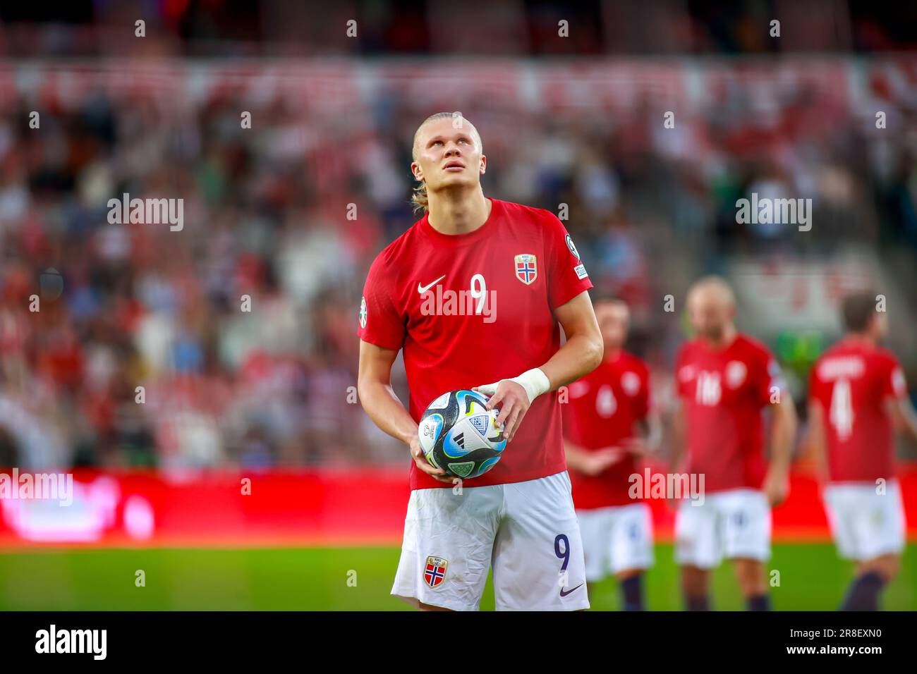Oslo, Norvège, 20th juin 2023. Le Norway Erling Braut Haaland regarde le grand écran de télévision avant sa pénalité dans le qualificatif de l'UEFA Euro 2024 entre la Norvège et Chypre au stade Ullevål à Oslo crédit: Frode Arnesen/Alay Live News Banque D'Images