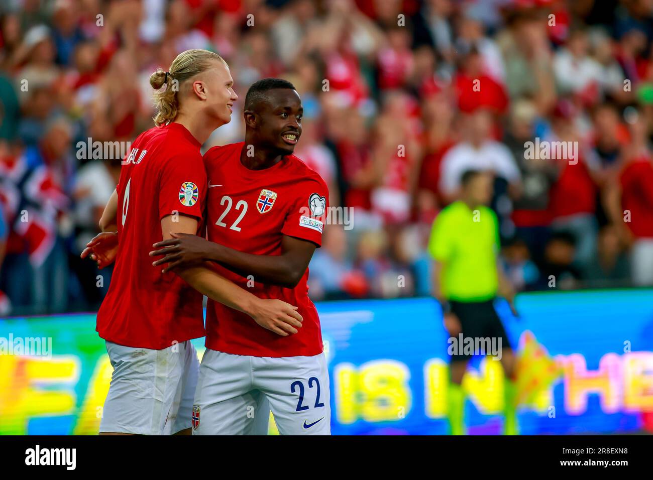 Oslo, Norvège, 20th juin 2023. Le Norway Erling Braut Haaland est félicité par Brice Wembangomo de Norvège dans le qualificatif Euro 2024 de l'UEFA entre la Norvège et Chypre au stade Ullevål à Oslo crédit: Frode Arnesen/Alay Live News Banque D'Images