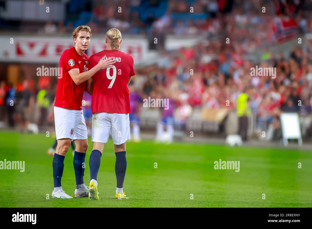 Oslo, Norvège, 20th juin 2023. Kristian Thorstvedt, de Norvège, remercie Erling Braut Haaland, de Norvège, en tant que Haalands, est remplacé par le qualificatif Euro 2024 de l'UEFA entre la Norvège et Chypre au stade Ullevål d'Oslo crédit: Frode Arnesen/Alay Live News Banque D'Images