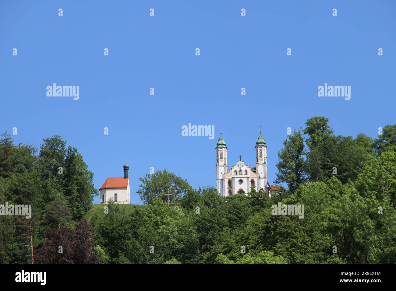 Vue sur le Kalvarienberg à Bad Tölz avec la chapelle Leonhardi et le Kreuzkirche, Bavière - Allemagne Banque D'Images