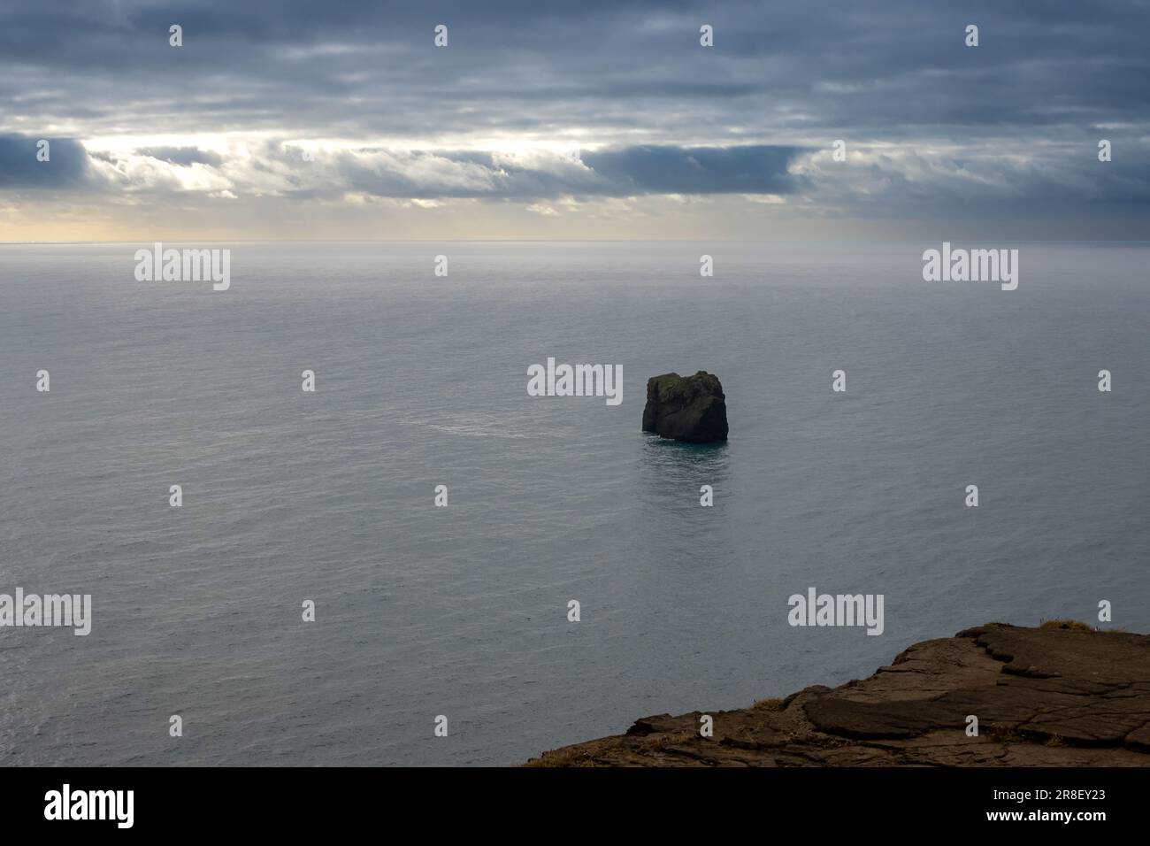 Côte de l'océan Atlantique au sud de l'île. Célèbre plage de sable noir avec ses formations rocheuses. Ciel nuageux en automne. Reynisfja Banque D'Images
