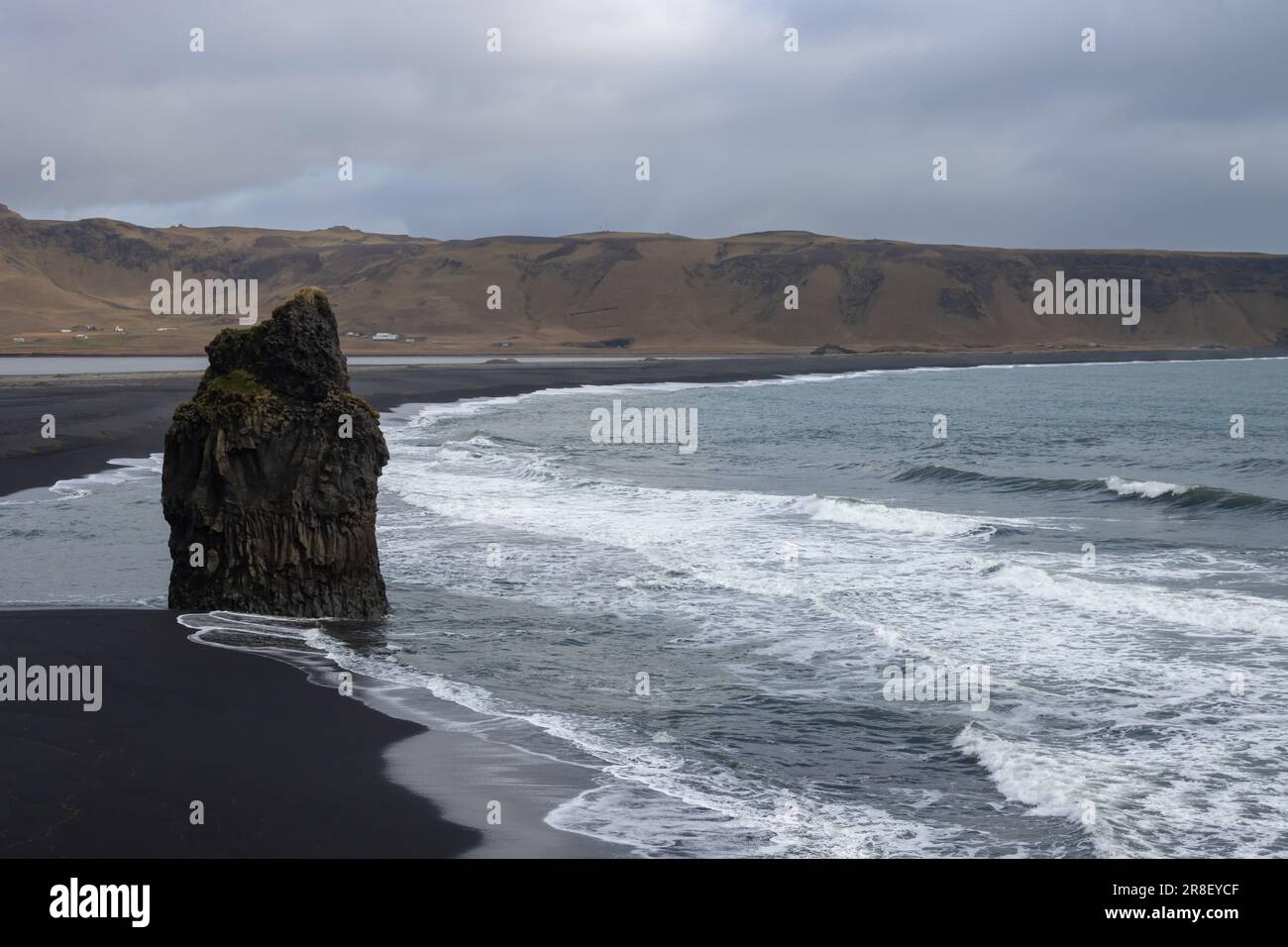 Côte de l'océan Atlantique au sud de l'île. Célèbre plage de sable noir avec ses formations rocheuses. Ciel nuageux en automne. Reynisfja Banque D'Images