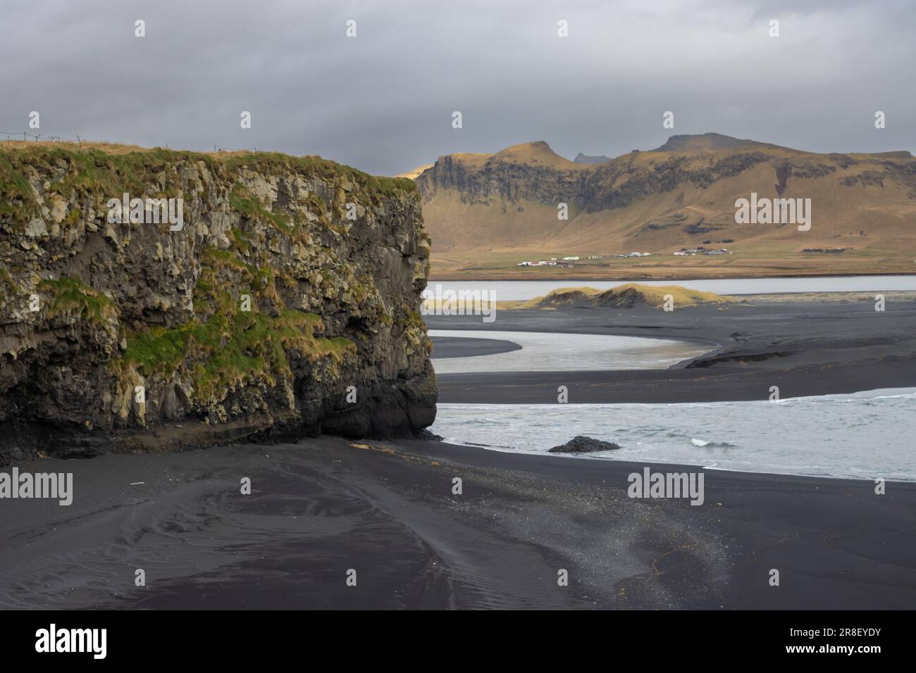 Côte de l'océan Atlantique au sud de l'île. Célèbre plage de sable noir avec ses formations rocheuses. Ciel nuageux en automne. Reynisfja Banque D'Images