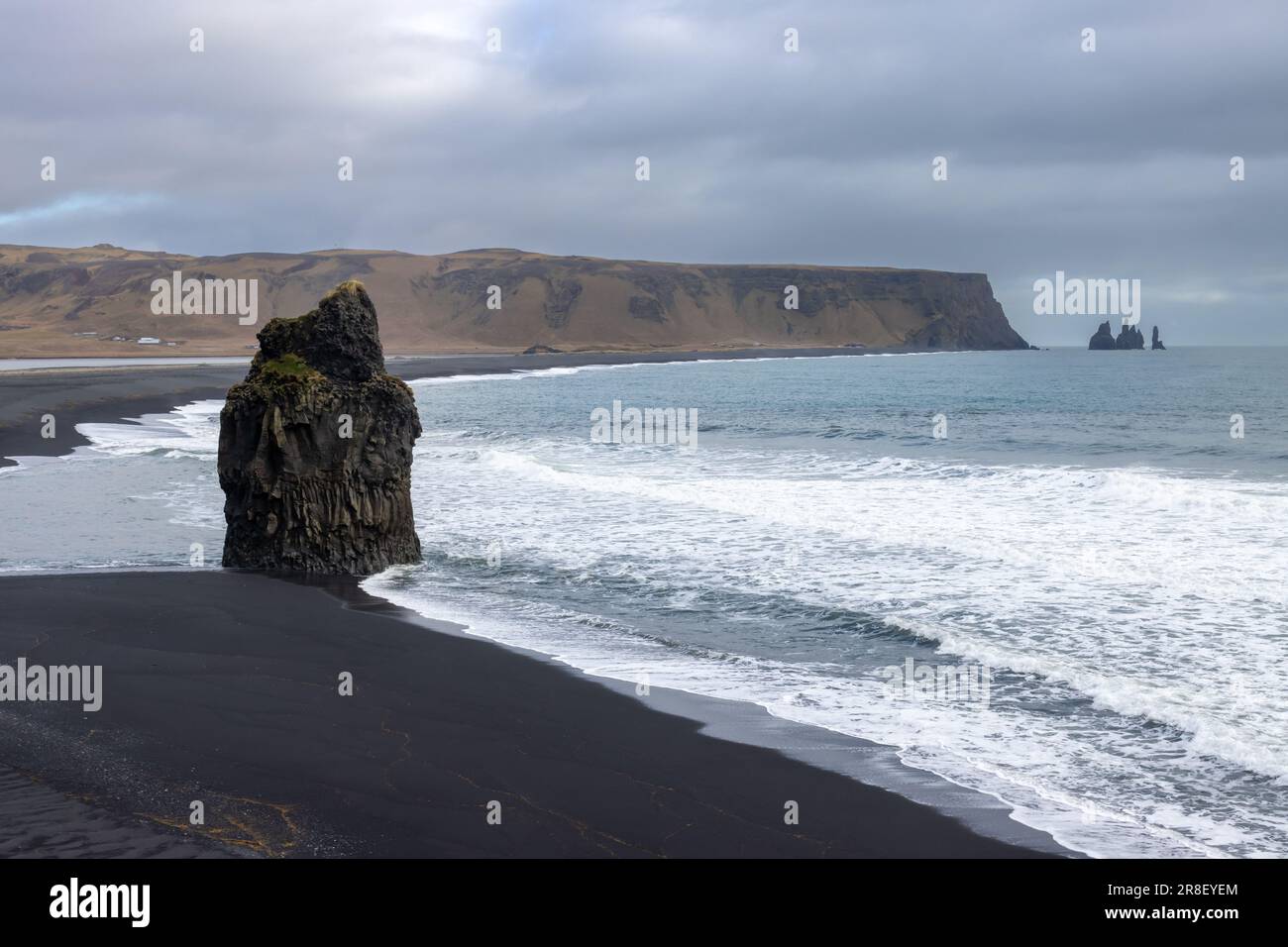 Côte de l'océan Atlantique au sud de l'île. Célèbre plage de sable noir avec ses formations rocheuses. Ciel nuageux en automne. Reynisfja Banque D'Images