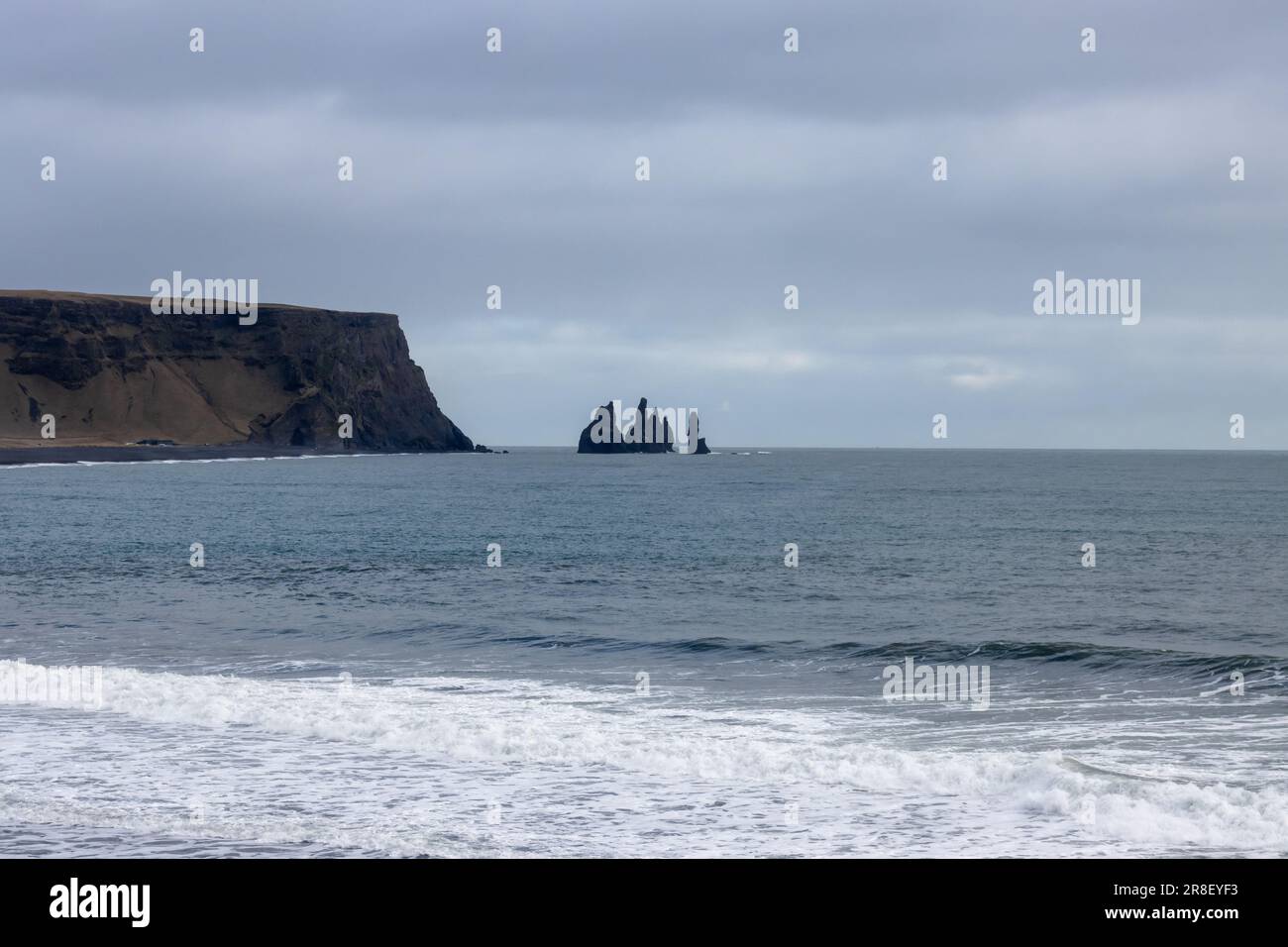 Côte de l'océan Atlantique au sud de l'île. Célèbre plage de sable noir avec ses formations rocheuses. Ciel nuageux en automne. Reynisfja Banque D'Images