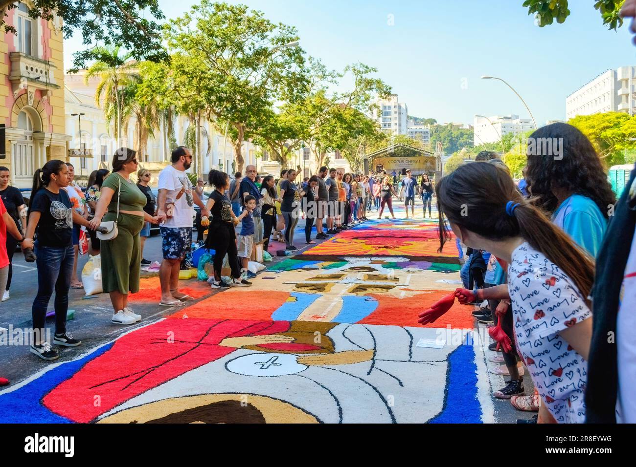 Vie urbaine pendant le Festival annuel de tapis de sable de Sao Goncalo. L'événement religieux est une tradition et une attraction touristique. Banque D'Images