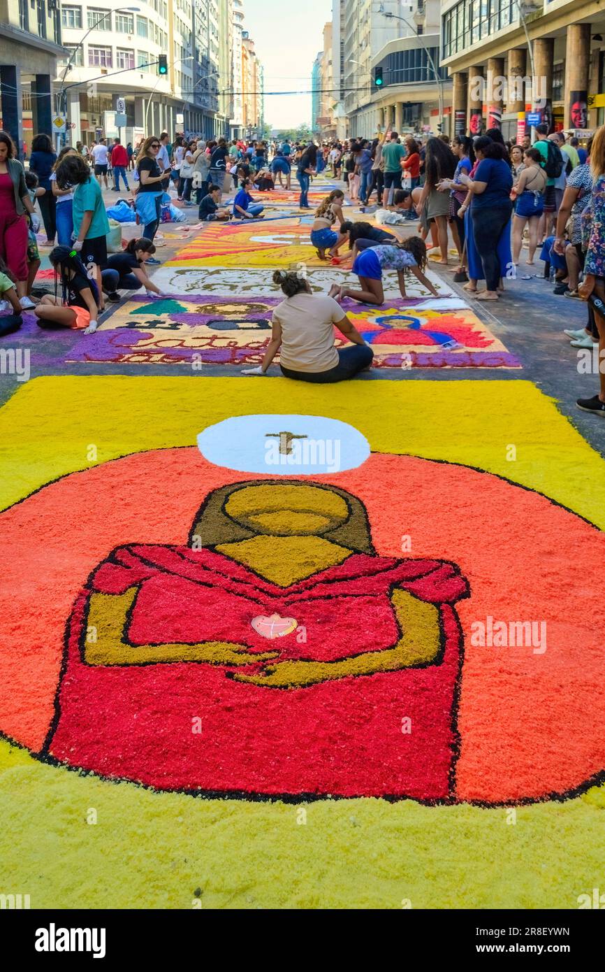 Peintures multicolores sur la surface de la rue. Festival annuel de tapis de sable de Sao Goncalo. L'événement religieux est une tradition et une attraction touristique Banque D'Images