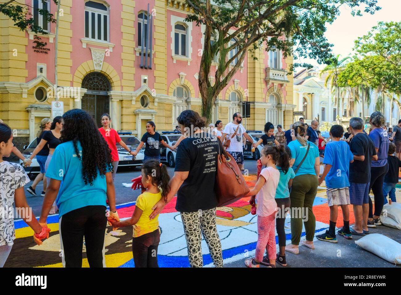 Les gens qui se tiennent les mains et prient lors du Festival annuel de Sao Goncalo sur les tapis de sable. L'événement religieux est une tradition et une attraction touristique Banque D'Images