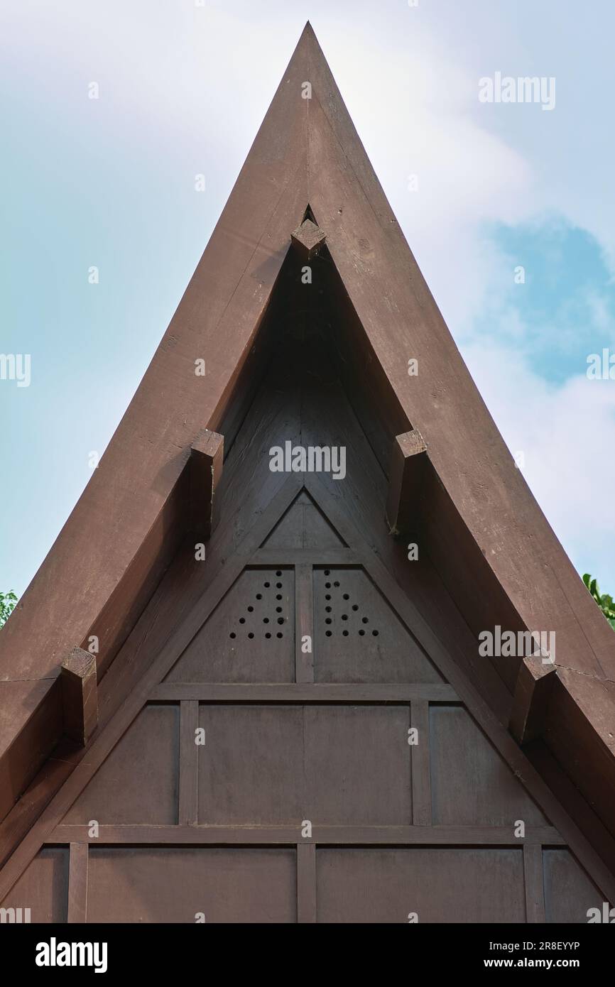 Extrémité triangulaire du toit d'une maison de style thaïlandais traditionnel. Banque D'Images