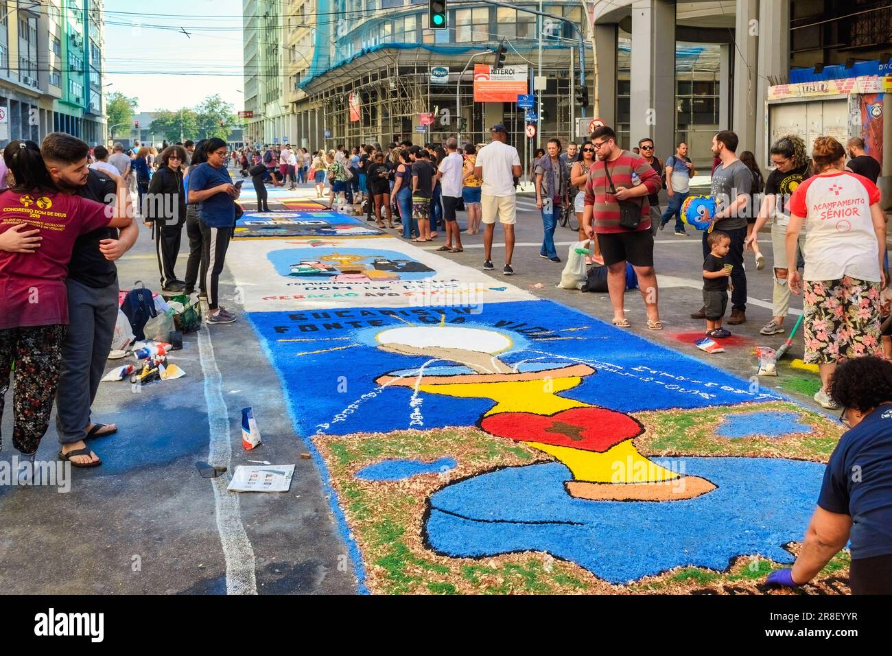 Les gens de la fête de Corpus Christi. Festival annuel de tapis de sable de Sao Goncalo. L'événement religieux est une tradition et un touriste Banque D'Images