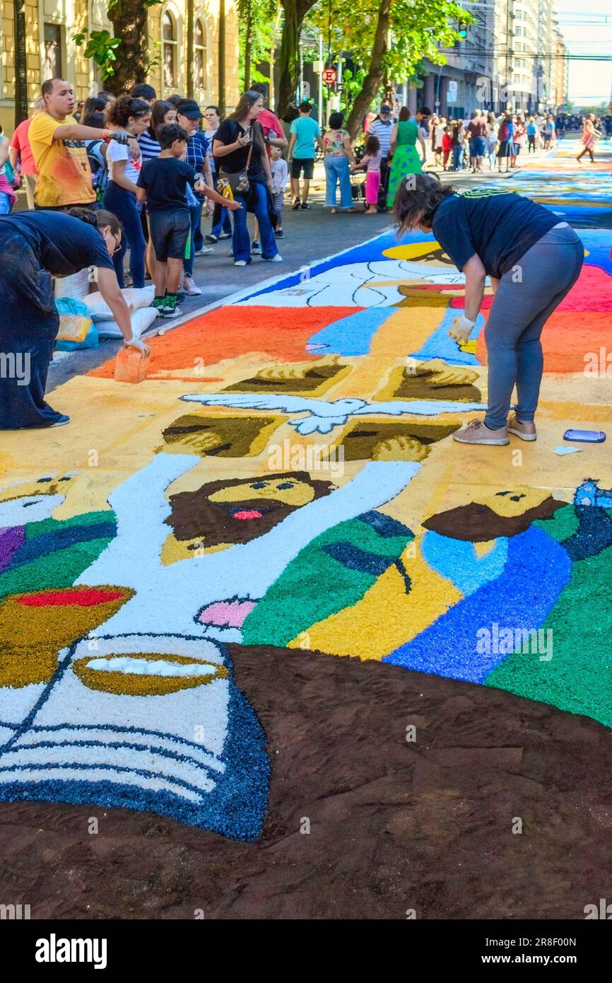 Vie urbaine pendant le Festival annuel de tapis de sable de Sao Goncalo. L'événement religieux est une tradition et une attraction touristique. Banque D'Images