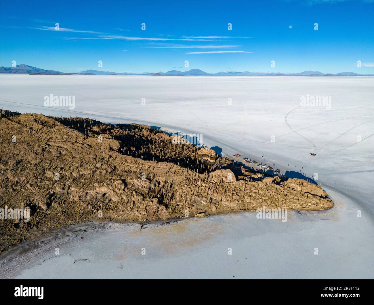 Vue aérienne de Isla Incahuasi, une île au milieu du plus grand lac salé du monde, le Salar de Uyuni dans l'Altiplano bolivien Banque D'Images