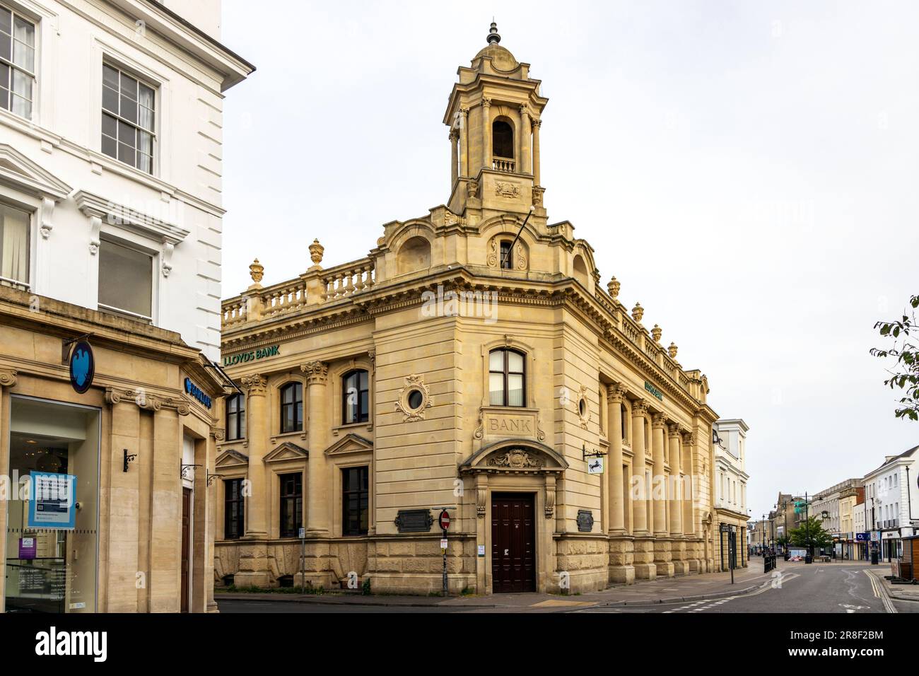 Lloyds Bank Building à la jonction avec Rodney Road, Cheltenham centre ville, Gloucestershire. Banque D'Images