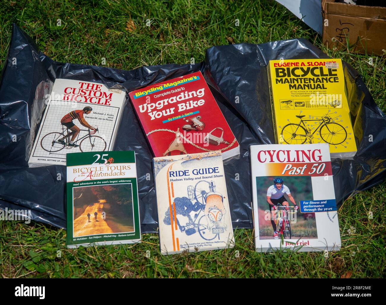 Livres de vélo à vendre sur un marché aux puces Banque D'Images