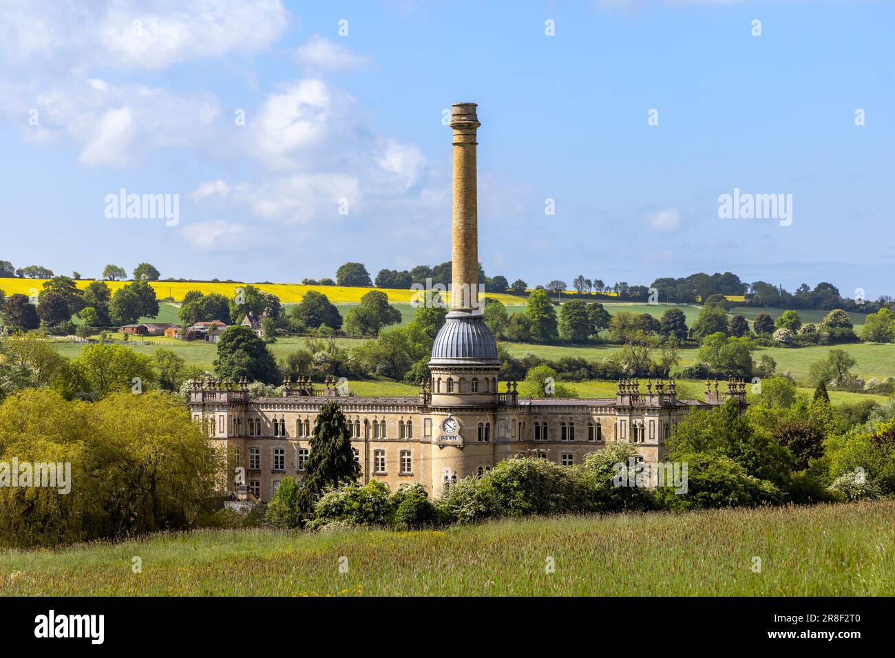 Chipping Norton, Oxfordshire, Royaume-Uni, 25 mai 2023. Usine de la fin du 19th siècle ayant une cheminée à base de dôme inhabituelle. Le moulin a finalement fermé ses portes en 1980. Banque D'Images