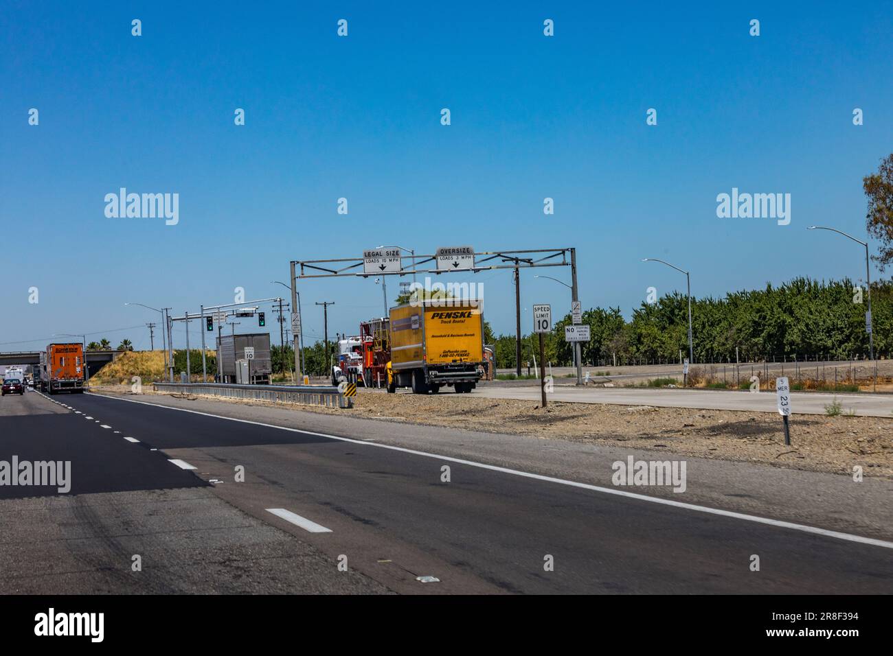 La station de pesage des patrouilles sur l'autoroute sur l'Interstate 5 à Santal Nella California USA dans la Central Valley Banque D'Images