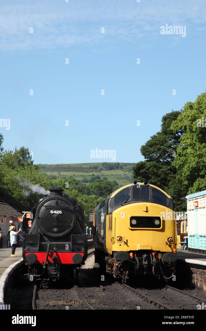 Conserve la locomotive à vapeur LMS Black 5 5428 Eric Treacy et la locomotive diesel de classe 37 37264 à la gare de Grosmont, sur le chemin de fer North Yorkshire Moors. Banque D'Images